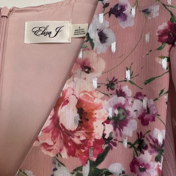 Eliza J
Floral Print Chiffon V-Neck, 3/4 Blouson Sheer Sleeve, High-Low Hem - Picture 3 of 8